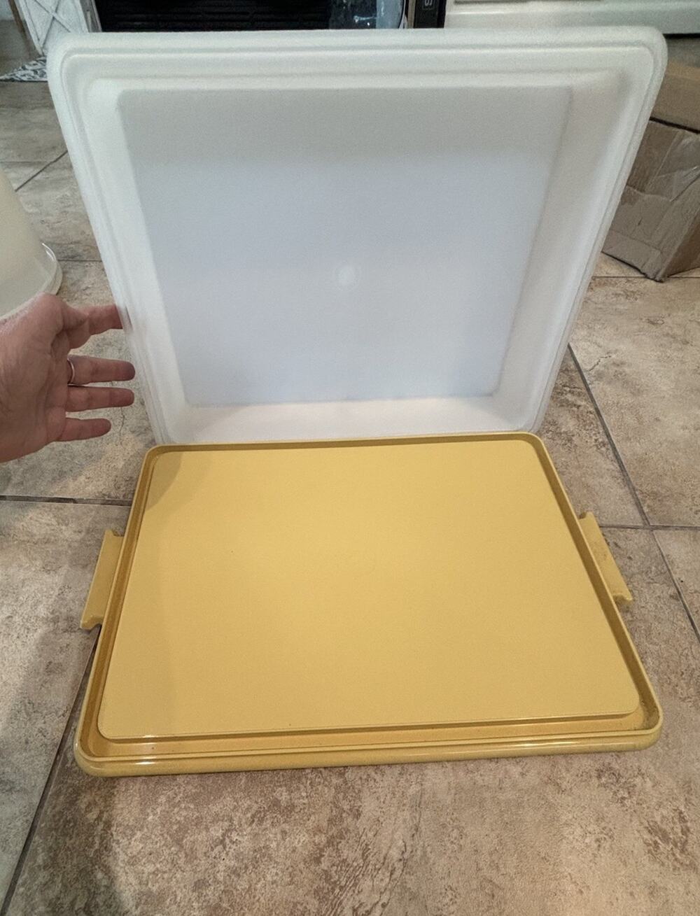 Vintage Tupperware Harvest Gold Rectangle Cake / Sheet Cake Carrier 13x9 NOS